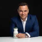Sergiu Multescu - Director General Artesana cu o sticla de Kefir Artesana