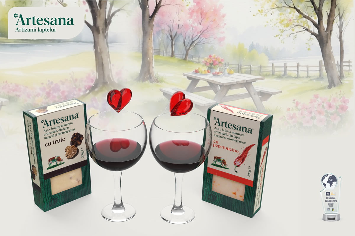 Brânzeturi maturate Artesana cu trufe și peperoncino, alături de două pahare cu vin roșu, într-o sugestie de pairing.