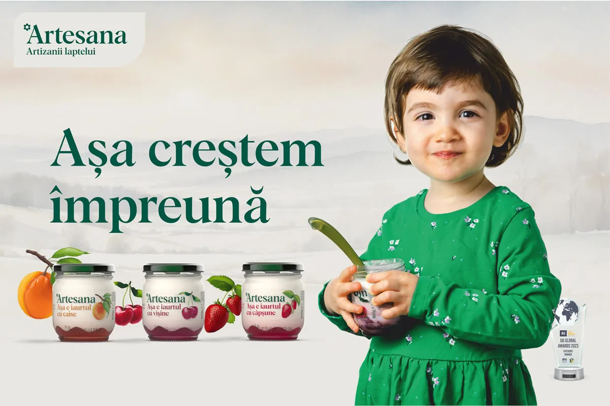 Fetiță ținând un iaurt Artesana cu fructe în mână, alături de gama de iaurturi și mesajul „Așa creștem împreună