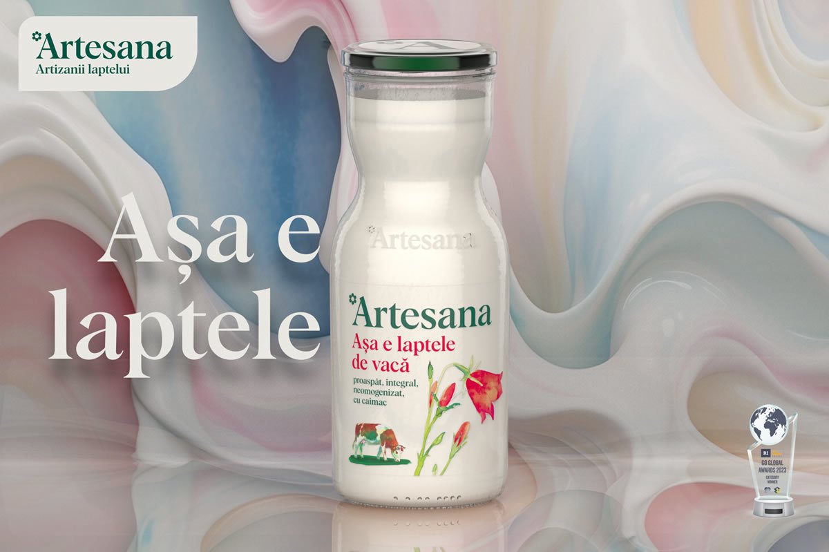 Sticlă de lapte Artesana integral, neomogenizat, cu caimac, prezentată în campania „Așa e laptele”.