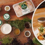 Ingrediente pentru rețetă cu pui Fragedo și produse Artesana, alături de preparatul final servit pe farfurie.