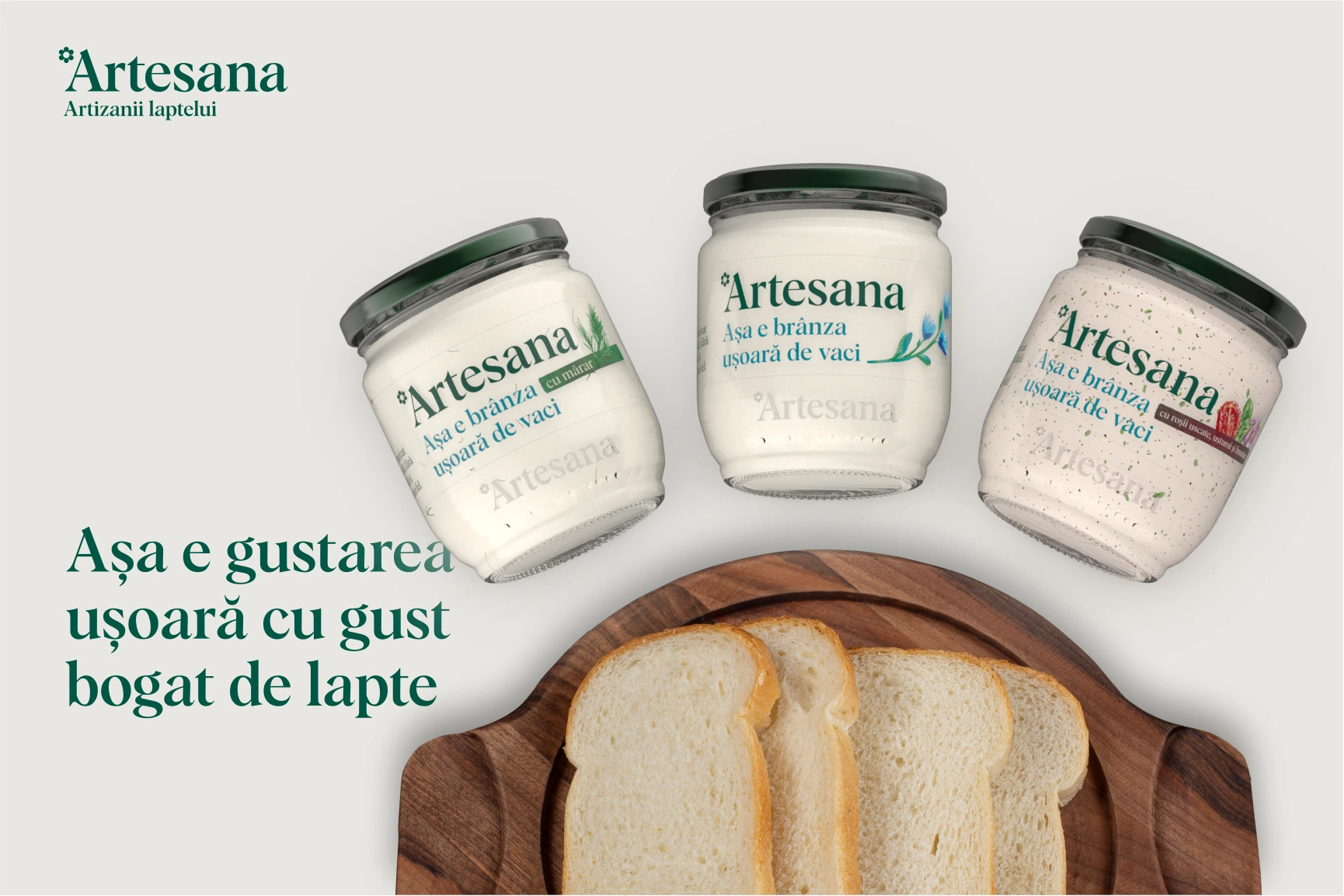 Gama de brânză ușoară de vaci Artesana în variante simplă, cu mărar și cu roșii uscate, usturoi și busuioc, alături de felii de pâine.