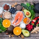 Somon, avocado, fructe de pădure, spanac, ovăz, citrice și alte alimente asociate unei alimentații echilibrate.