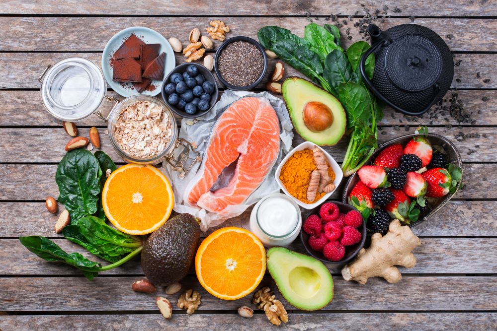 Somon, avocado, fructe de pădure, spanac, ovăz, citrice și alte alimente asociate unei alimentații echilibrate.