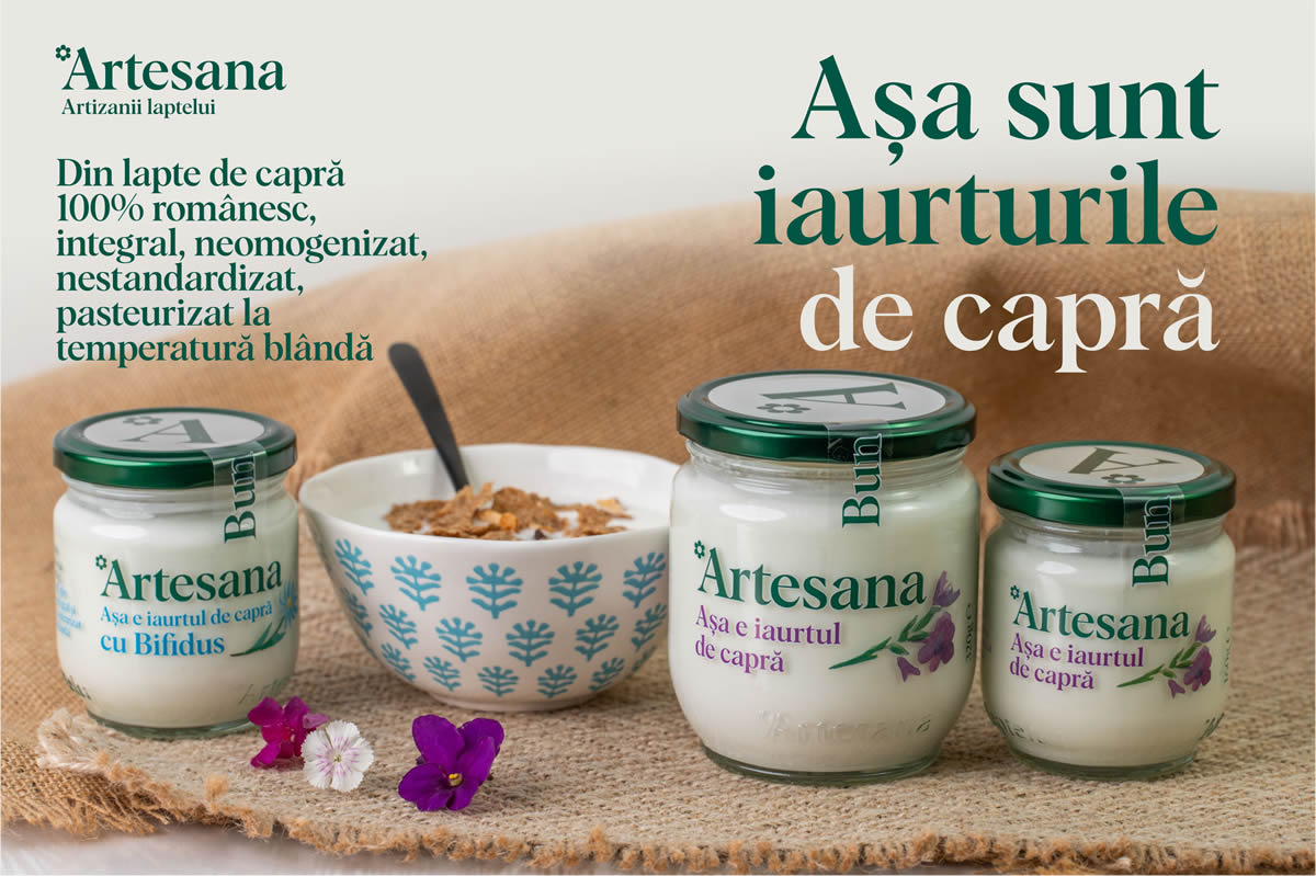 Gama de iaurturi din lapte de capră Artesana, inclusiv iaurt natural și iaurt cu Bifidus, în borcane de sticlă.