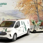 Autoutilitară branduită Artesana tractând o vacă decorativă, utilizată în campanii și evenimente de promovare a brandului.