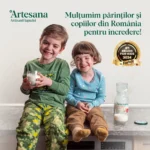 Doi copii in bucatarie cu un pahar d de lapte minim proceasat de la Artesana in mana