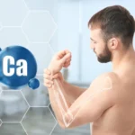 Un barbat care isi verifica incheietura mainii, cu o grafica suprapusa pe bratul lui care reliefeaza structura osoasa a orgranismului si importanta calciului pentru rezistanta oaselor.