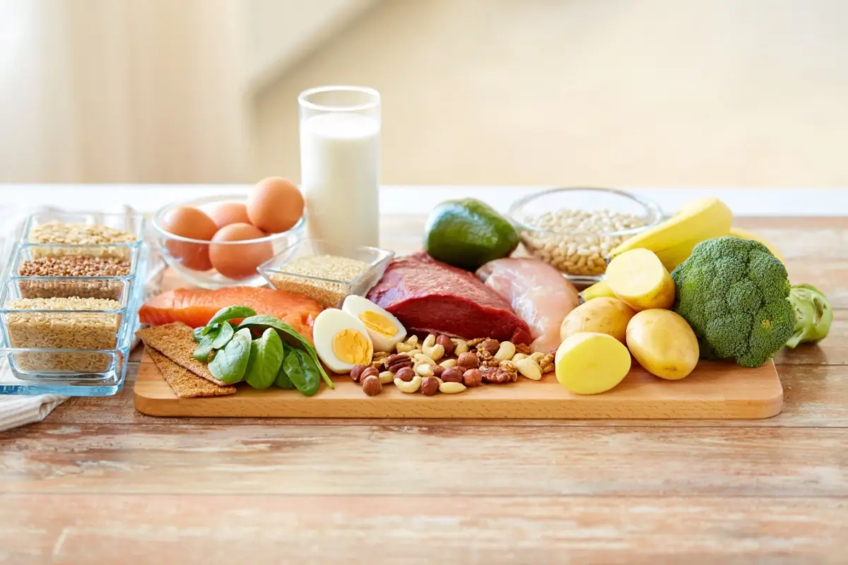 Legume, fructe, lapte si alte alimente sanatoase pe o masa