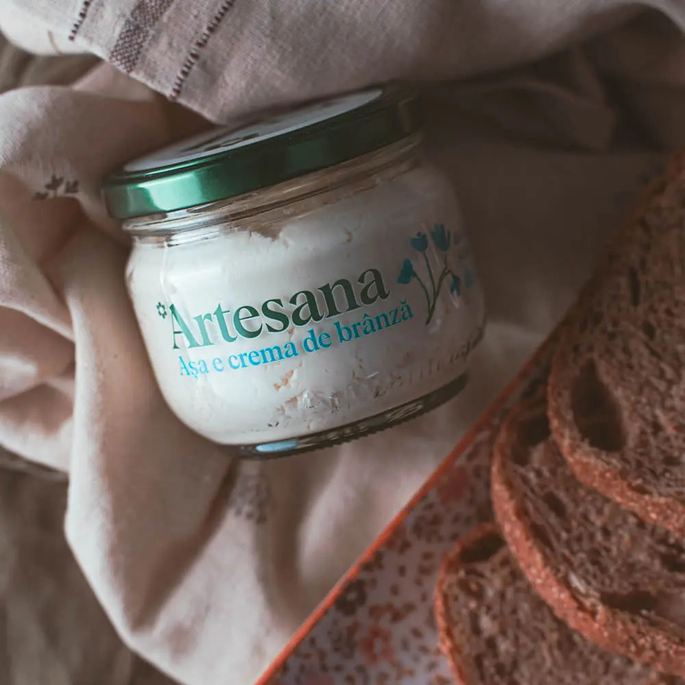Un borcan de crema de branza de vaca Artesana la 200g