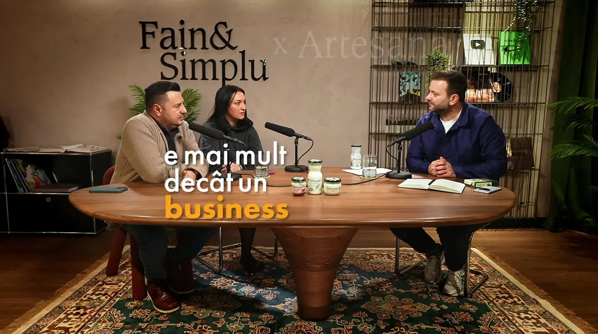Alina Donici, Daniel Donici si Mihai Morar intr-o imagine de prezentare pentru podcastul Fain&Simplu