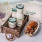 Un borcan de smantana Artesana la 320g, o sticla de laptel la 1L si un kefir, intr-un cadru de paste langa un cozonac si cateva oua vopsite
