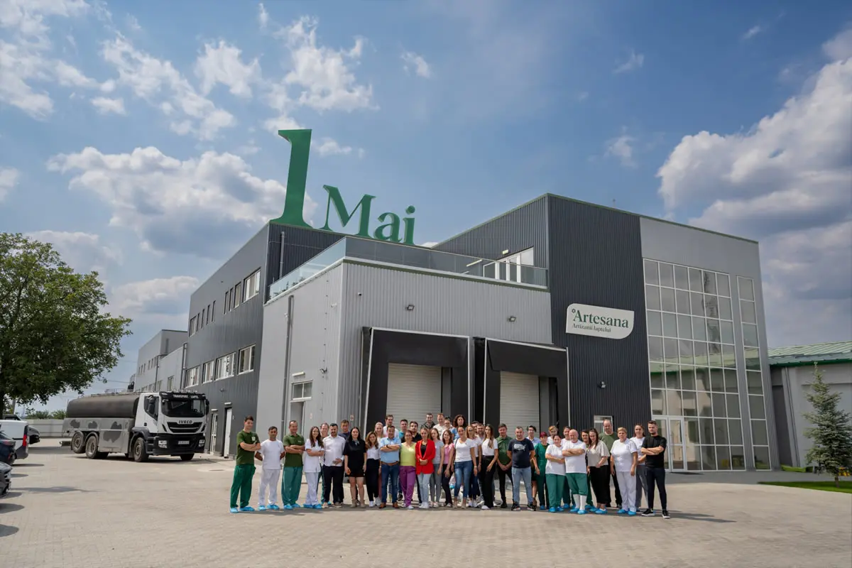 Fabrica Artesana din Tecuci, jud. Galati, impreuna cu o parte din echipa artizanilor laptelui Artesana in fata ei