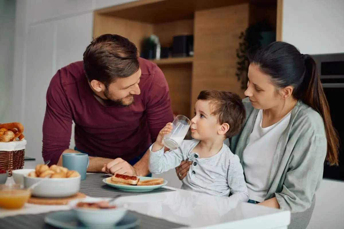 familie care servește micul dejun 