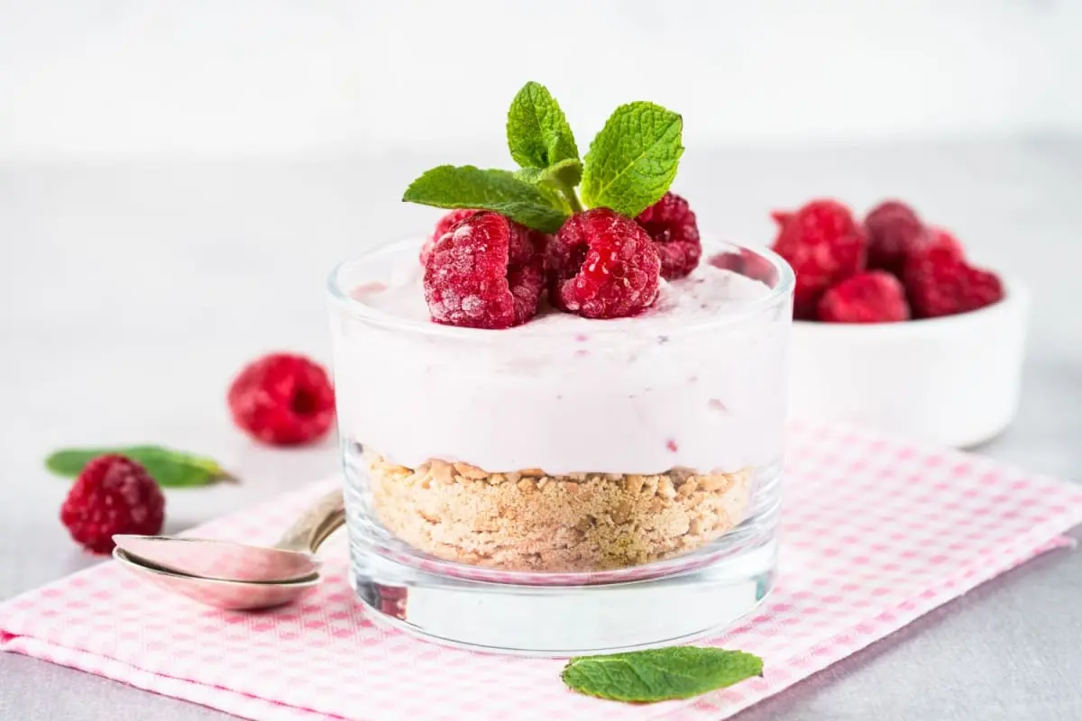 cheesecake la borcan cu zmeură  