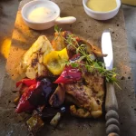 Pulpe și aripioare de pui picante cu legume sotate