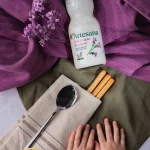 o sticla de kefir de capra artesana la 350ml, pe un fundal textil mov, cu doua maini de copil in dreapta jos si sigla Forbes #1 Brand For Kids in stanga jos