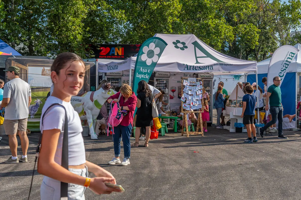 Cortul Artesana in timpul petrecerii Kaufland 20 de ani, la Romexpo, cu participantii la eveniment