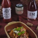 Pulpe de pui Fragedo alla Romana cu ardei în 3 culori, suc de roșii și smântână o sticla de bulion si o sticla de vin rose de la Cramele Recas si un borcan de smantana Artesana
