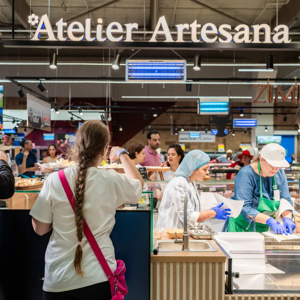 Clienți în fața Atelierului Artesana din Carrefour Băneasa, la deschiderea magazinului cu lactate artizanale românești.