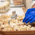 Degustare de brânzeturi Artesana – cuburi de brânză artizanală cu etichete de brand, pregătite pentru clienții Carrefour Băneasa.