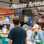 Cozi de clienți la deschiderea Atelierului Artesana din Carrefour Băneasa, în zona dedicată brânzeturilor artizanale.