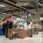 Cozi de clienți la deschiderea Atelierului Artesana din Carrefour Băneasa, în zona dedicată brânzeturilor artizanale.