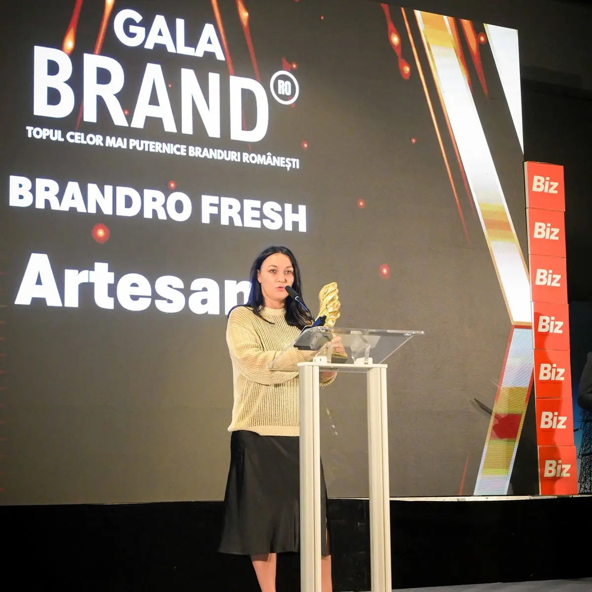 Alina Donici tinand trofeul Brandro Fresh