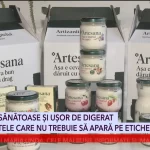 Produse lactate Artesana prezentate în cadrul unei emisiuni TV Antena 3, aliniate pe masă în ambalaje de sticlă și cutii albe cu logo-ul brandului și mesajul „Așa e ceva bun dăruit cu drag”.