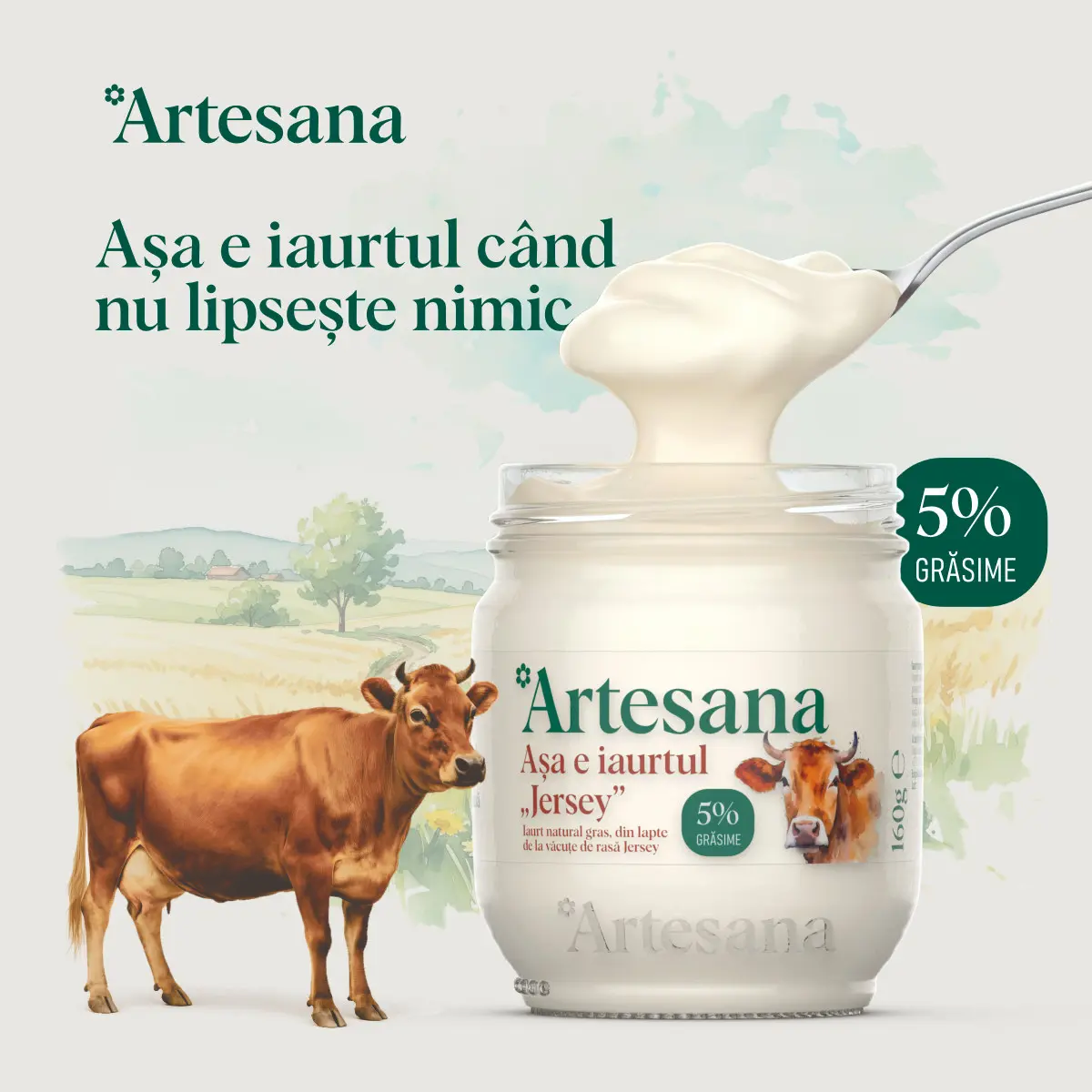 Borcan de iaurt Artesana „Jersey” cu 5% grăsime, din lapte natural de vacă Jersey, prezentat pe fundal rustic cu peisaj de câmp și vacă în prim-plan.
