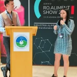 Prof. Dr. Dan Vodnar și Alina Donici în cadrul evenimentului RO.Aliment Show 2025, ediția a 9-a, organizat la USAMV Cluj-Napoca, discutând despre inovație și transformarea industriei alimentare.