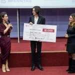 Moment de premiere pe scena Galei Campionilor – 50 de ani Clubul Sportiv Școlar Bârlad, unde un tânăr muzician, Tudor Matei JORA, primește un cec simbolic, în cadrul evenimentului aniversar din 20 decembrie 2025, inmanat de Andreea Raducan si Lidia Multescu