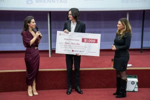 Moment de premiere pe scena Galei Campionilor – 50 de ani Clubul Sportiv Școlar Bârlad, unde un tânăr muzician, Tudor Matei JORA, primește un cec simbolic, în cadrul evenimentului aniversar din 20 decembrie 2025, inmanat de Andreea Raducan si Lidia Multescu