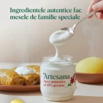 Borcan de smântână Artesana 35% grăsime, cremoasă, servită cu lingura, alături de preparate tradiționale românești, ingredient autentic pentru mese de familie.