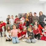 Copii și adulți la Petrecerea de Crăciun Artesana, într-o atmosferă caldă și veselă, alături de Moș Crăciun
