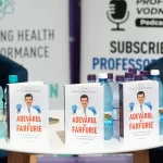Cărțile «Adevărul din farfurie» de Prof. dr. Dan Cristian Vodnar expuse pe o masă la un eveniment de lansare