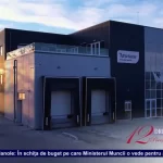 Clădirea fabricii Artesana, unitate modernă de procesare a laptelui artizanal din România, cu rampă de încărcare, fațadă contemporană și logo Artesana – imagine din reportaj TV despre antreprenoriat și leadership feminin