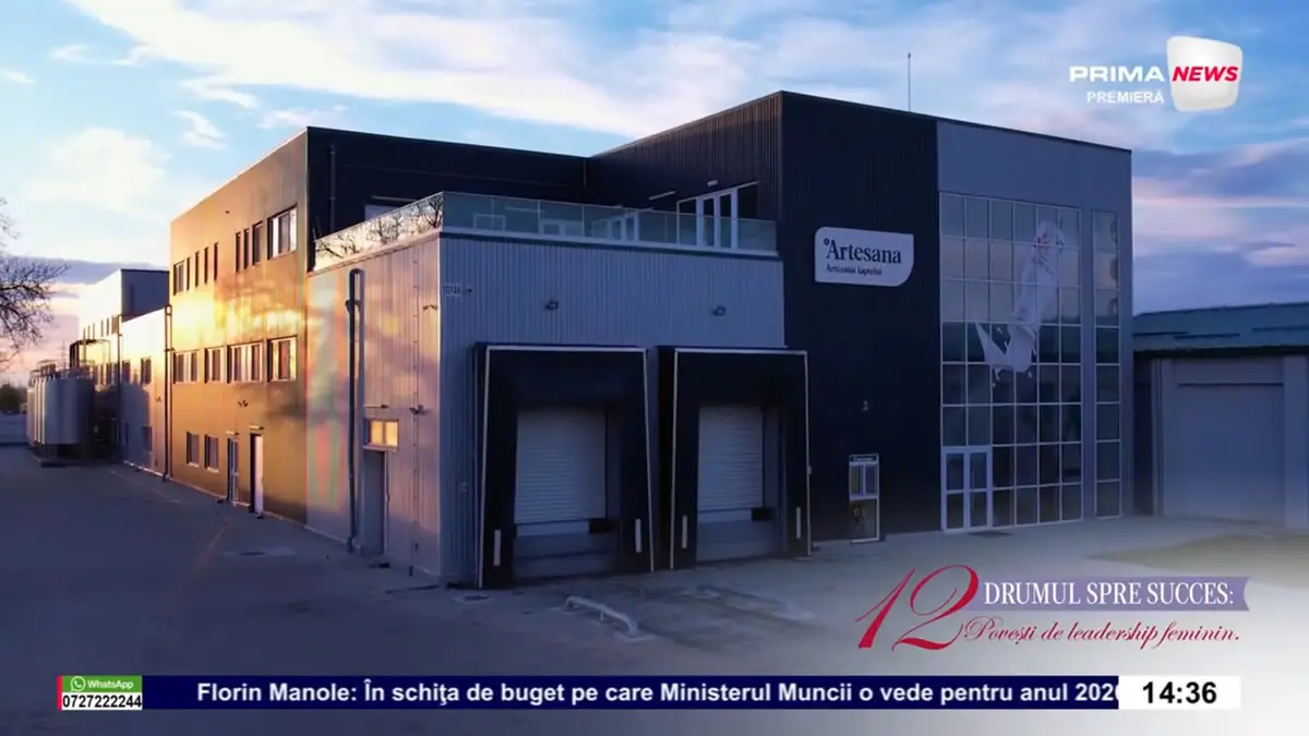 Clădirea fabricii Artesana, unitate modernă de procesare a laptelui artizanal din România, cu rampă de încărcare, fațadă contemporană și logo Artesana – imagine din reportaj TV despre antreprenoriat și leadership feminin