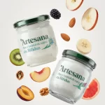 Borcan de iaurt Artesana cu Bifidus, iaurt natural din lapte de vacă și de capră, cu fructe proaspete (măr, kiwi, piersică, grapefruit) și nuci, stil vizual aerisit.