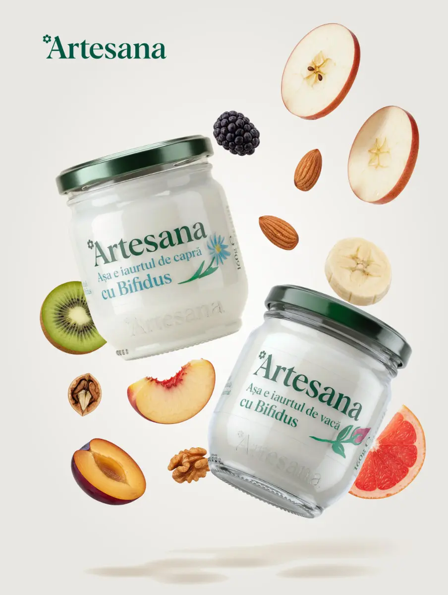 Borcan de iaurt Artesana cu Bifidus, iaurt natural din lapte de vacă și de capră, cu fructe proaspete (măr, kiwi, piersică, grapefruit) și nuci, stil vizual aerisit.