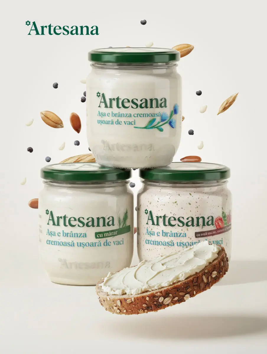 Imagine cu trei borcane Artesana de așa e brânză cremoasă ușoară de vaci - sortiment simplu, cu mărar și cu roșii uscate – aranjate piramidal, alături de o felie de pâine cu semințe unsă cu brânză cremoasă, pe fundal deschis