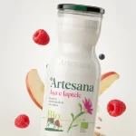 Lapte bio Artesana «Așa e laptele», integral și neomogenizat, prezentat în sticlă, cu ingrediente naturale ilustrate.