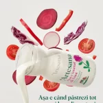 Iaurt de băut Artesana din lapte integral, turnat din sticlă, înconjurat de legume proaspete, simbol al ingredientelor curate
