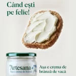 Felie de pâine integrală unsă cu cremă de brânză de vacă Artesana, alături de borcanul produsului, pe fundal deschis, cu mesajul «Când ești pe felie!»