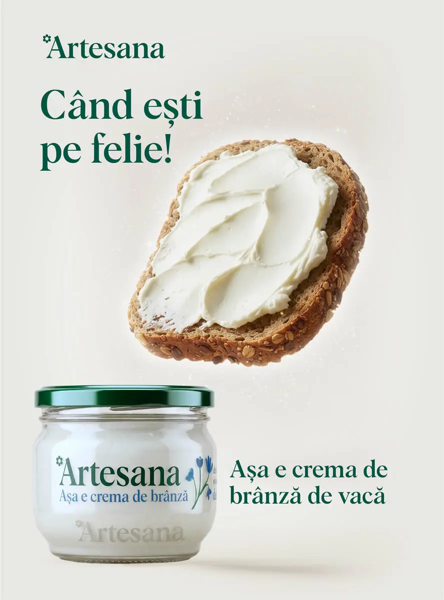 Felie de pâine integrală unsă cu cremă de brânză de vacă Artesana, alături de borcanul produsului, pe fundal deschis, cu mesajul «Când ești pe felie!»