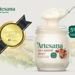 Borcan de iaurt Artesana „Așa e iaurtul Jersey” cu 5% grăsime, din lapte de vacă Jersey, cu lingură de iaurt cremos deasupra și sigiliu Gustul Ales 2025.