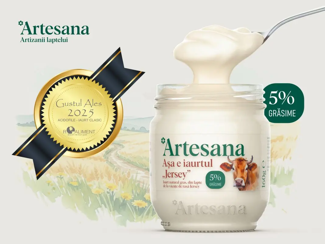 Borcan de iaurt Artesana „Așa e iaurtul Jersey” cu 5% grăsime, din lapte de vacă Jersey, cu lingură de iaurt cremos deasupra și sigiliu Gustul Ales 2025.