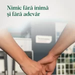 Doi oameni ținându-se de mână în fața fabricii Artesana, sub mesajul „Nimic fără inimă și fără adevăr”, simbol al valorilor brandului – autenticitate, grijă și produse lactate artizanale.