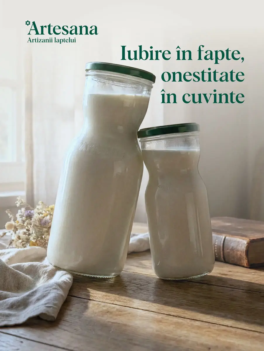 Artesana – două sticle din sticlă cu lapte proaspăt, pe masă rustică din lemn, cu mesajul „Iubire în fapte, onestitate în cuvinte”, simbol al laptelui artizanal autentic.