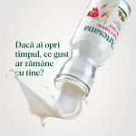 Sticlă de lapte Artesana, înclinată, din care se varsă un val de lapte proaspăt, pe fundal alb, alături de mesajul „Dacă ai opri timpul, ce gust ar rămâne cu tine?” – imagine de campanie pentru lapte artizanal Artesana.